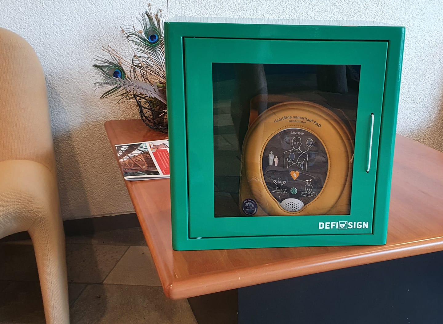 Nieuwe AED geleverd